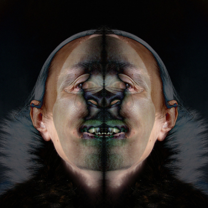 Fotografia łączy elementy deformacji z trzech zdjęć poprzednich. Można rozpoznać męską twarz w tej samej pozie, podobnym układzie twarzy, z dodanymi elementami deformacji ze zdjęcia trzeciego i dodatkiem motywu futra.