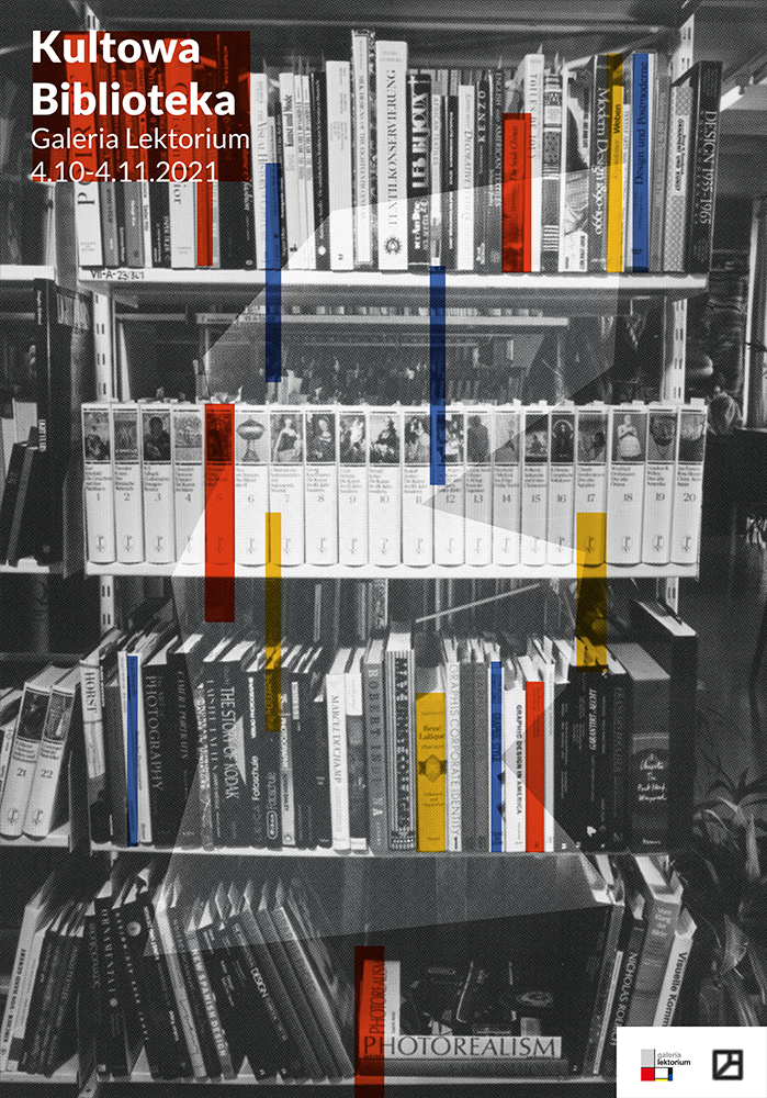 Pionowy prostokąt wypełnia czarnobiała fotografia regału z książkami, wzbogacona o kilka pionowych pasków w kolorach czerwonym, żółtym i niebieskim. Po lewo u góry podpisano: Kultowa Biblioteka. Galeria Lektorium, 4.10-4.11.2021, na dole umieszczono logo organizatorów.